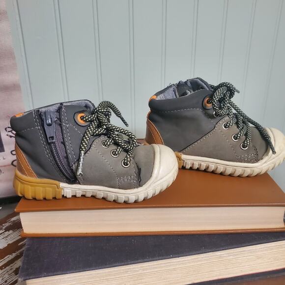 pre-owned cat & jack chukka boot sneakers zip up baby size 5 - Picture 1 of 7